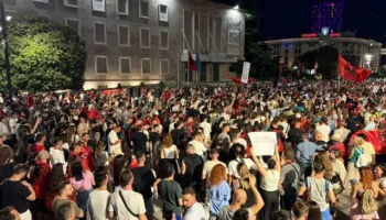 Protestat kundër Ramës/ Tre veliera me aktivistë nisen nga Italia drejt Shqipërisë në mbështetje të “Revolucionit të Flamingove”
