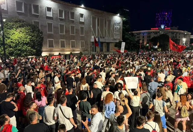 Protestat kundër Ramës/ Tre veliera me aktivistë nisen nga Italia drejt Shqipërisë në mbështetje të “Revolucionit të Flamingove”