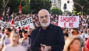Protestat për hartën e re territoriale, Rama “shpërthen” ndaj socialistëve të revoltuar: Djegia e teserave të PS, akt i turpshëm!