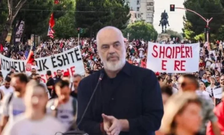 Protestat për hartën e re territoriale, Rama “shpërthen” ndaj socialistëve të revoltuar: Djegia e teserave të PS, akt i turpshëm!