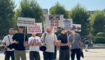 Protestë para Kuvendit të Kosovës në nisje të seancës konstituive, thirrje kundër ligjit për shtetësinë