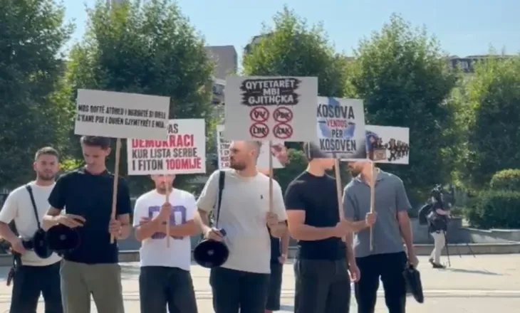 Protestë para Kuvendit të Kosovës në nisje të seancës konstituive, thirrje kundër ligjit për shtetësinë