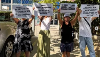 Protestë para SPAK, qytetarët i kujtojnë aferat e bujshme të korrupsionit: Mos heshtni para miliona euro abuzime!