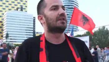 Protestuesi i revoltuar: Rama dha 4.2 mln euro për tallava, por zjarrfikëset janë të kohës së ‘qepës’