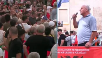 Protestuesi nga diaspora mesazh Ramës: Nëse prek këto djem e vajza, kujto Çausheskun!