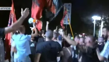 Protestuesit marshojnë drejt Liqenit Artificial/ “Shqipëria meriton revolucion”, thirrjet që shoqërojnë tubimin