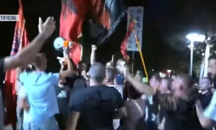 Protestuesit marshojnë drejt Liqenit Artificial/ “Shqipëria meriton revolucion”, thirrjet që shoqërojnë tubimin