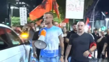 Protestuesit marshojnë drejt Rrugës së Elbasanit/ Thirrjet që shoqërojnë tubimin: Shqipëria meriton revolucion!