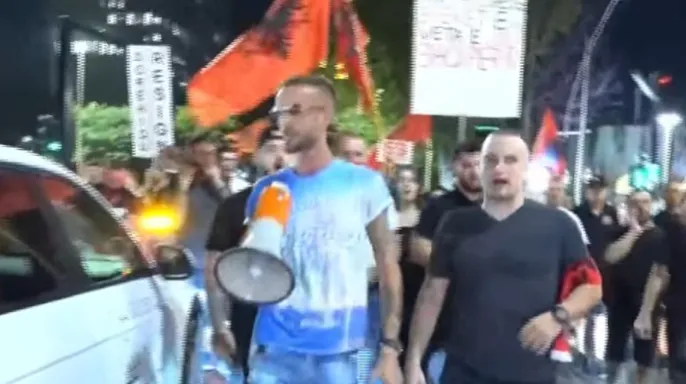 Protestuesit marshojnë drejt Rrugës së Elbasanit/ Thirrjet që shoqërojnë tubimin: Shqipëria meriton revolucion!