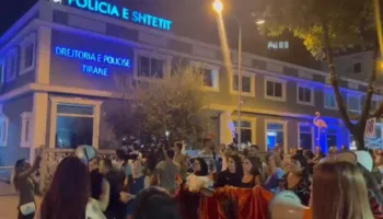 Protestuesit mbërrijnë te Drejtoria Vendore e Policisë Tiranë: O Ergys, o tradhtar, merre Ramën sa më parë!