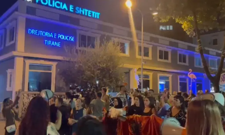 Protestuesit mbërrijnë te Drejtoria Vendore e Policisë Tiranë: O Ergys, o tradhtar, merre Ramën sa më parë!