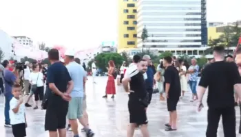 Protestuesit mblidhen në sheshin “Skënderbej”, diaspora jehon me thirrjet: Rama jepe dorëheqjen