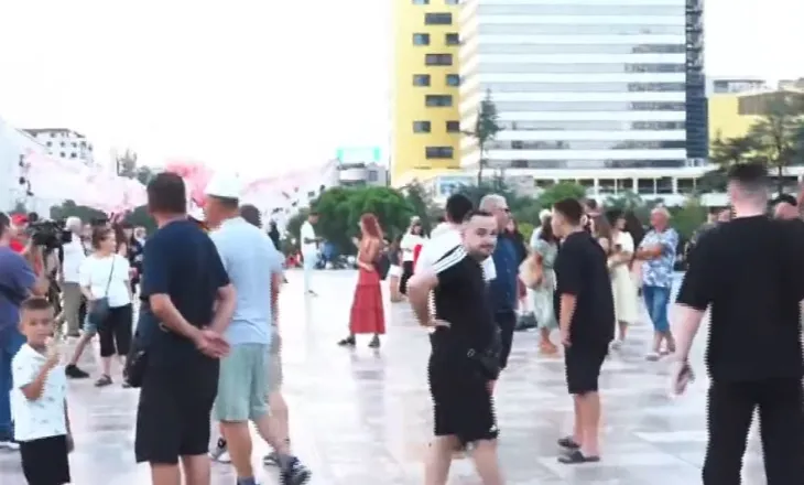 Protestuesit mblidhen në sheshin “Skënderbej”, diaspora jehon me thirrjet: Rama jepe dorëheqjen
