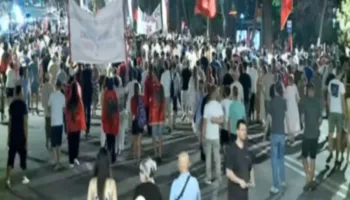 Protestuesit mbyllin fjalimet te Kryeministria, nisin marshimin nëpër Tiranë