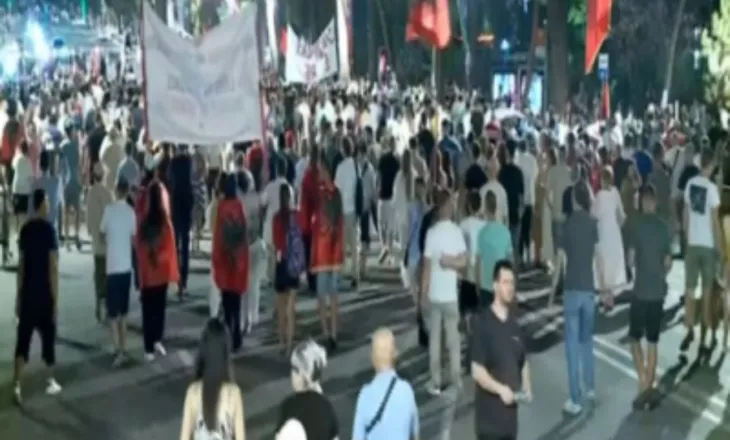 Protestuesit mbyllin fjalimet te Kryeministria, nisin marshimin nëpër Tiranë