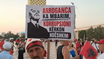 Protestuesit me mesazhe të forta: Arroganca ka mbarim, korrupsioni kërkon ndëshkim!