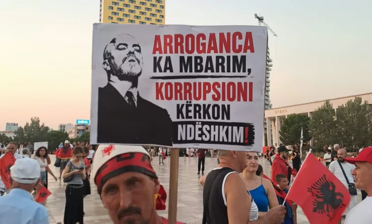 Protestuesit me mesazhe të forta: Arroganca ka mbarim, korrupsioni kërkon ndëshkim!