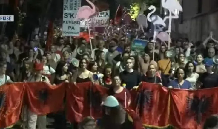 Protestuesit nisin marshimin në rrugët e Tiranës: Rama ciao, ciao, ciao