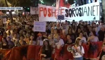 Protestuesit “përshëndesin” Agasin te Policia e Tiranës: O Ergys, o tradhtar, merre Ramën sa më parë!