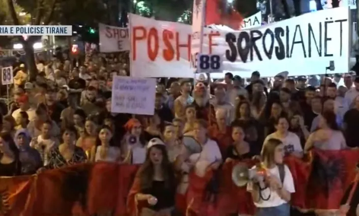 Protestuesit “përshëndesin” Agasin te Policia e Tiranës: O Ergys, o tradhtar, merre Ramën sa më parë!
