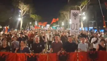 Protestuesit prej 62 ditësh në shesh, mbyllet me marshimin e përnatshëm tubimi në kryeqytet