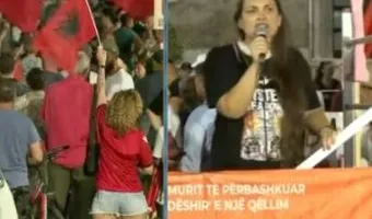 Protestuesja kujton eksodin e 7 gushtit me anijen Vlora: Nuk duam më të ikim, Shqipëria është e jona!