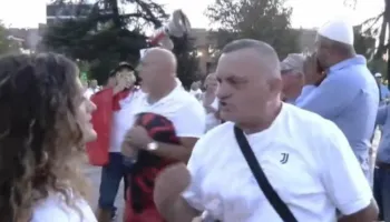 “PS -PD janë bashkë, t’i zhdukim”/ Shpërthen qytetari nga protesta