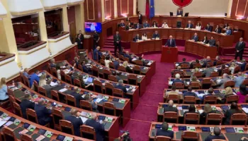 PS-PD përplasen në Kushtetuese, opozita ka goditur 7 vendime të mazhorancës. Mes tyre, “Diella” dhe Endri Shabani