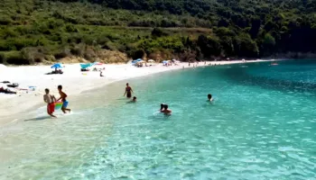 “Pse filmon?”/ Sherr për një video, të rinjtë bëjnë për spital një person në zonën turistike shqiptare