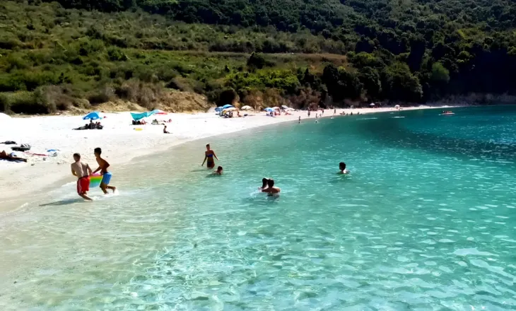 “Pse filmon?”/ Sherr për një video, të rinjtë bëjnë për spital një person në zonën turistike shqiptare