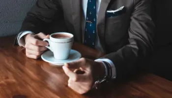 Pse kafeja shoqërohet me një gotë ujë? Ja si nisi ky zakon