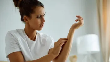 Pse mushkonjat pickojnë disa njerëz më shumë se të tjerët? Studimi zbulon çfarë i tërheq