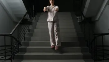 Pse njerëzit ecin në gjumë dhe çfarë ndodh në të vërtetë në tru gjatë gjumit