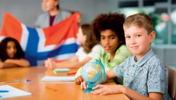 Pse shkollat në Norvegji po rikthehen te libri dhe lapsi