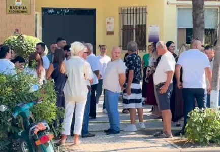 Punonjësit e Bashkisë Rrogozhinë bojkotojnë punën: Rama dhe Mazniku të rishikojnë vendimin për bashkimin me Kavajën