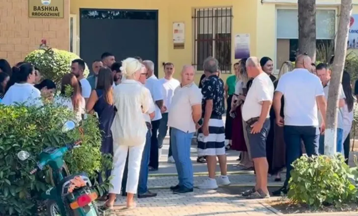 Punonjësit e Rrogozhinës bojkotojnë punën: Mos e zhdukni bashkinë, po na humbni identitetin