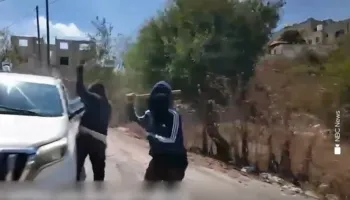 Pushtuesit izraelitë sulmojnë një grua palestineze dhe ekipin e NBC News në Bregun Perëndimor