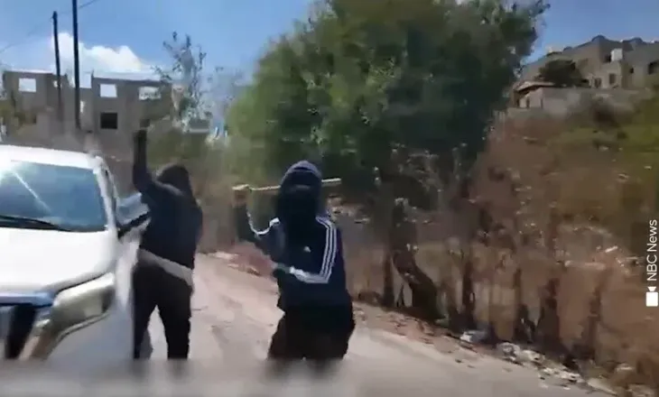 Pushtuesit izraelitë sulmojnë një grua palestineze dhe ekipin e NBC News në Bregun Perëndimor