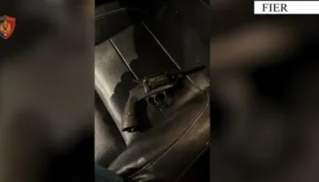 Qarkullonin të armatosur në makinë, arrestohen 2 shokët në Fier! Në pranga dhe një i tretë, kërcënoi me kallash gjatë sherrit