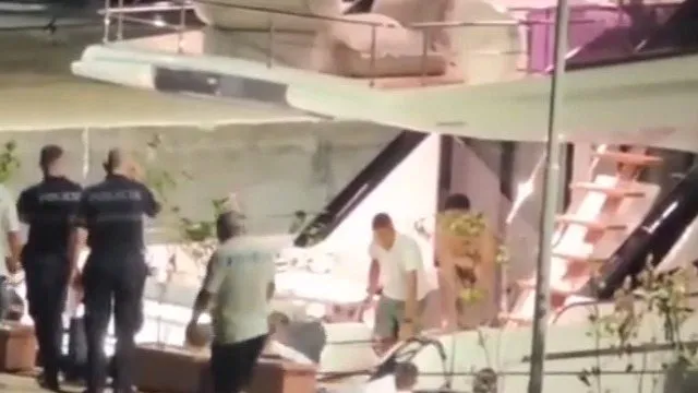 Qëlluan me armë zjarri nga jahti/ Shoqërohen katër persona. Policia ndalon mjetin lundrues