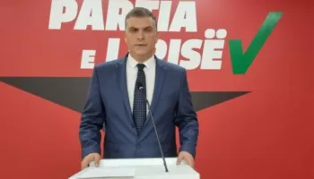 ‘Qeveri pocaqi’/ Tedi Blushi: Shqipëria përvëlohet, Rama freskohet… Mes belushkave dhe verës…