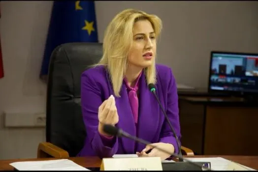 “Qeveria e konsideron veten mbi ligjin”/ Zhupa, nuk kursen akuzat: Propaganda e tyre, u rrëzua nga vetë ata