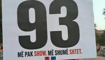 “Qeveria nuk është reklamë”, qytetarët me mesazhe pikante: Më pak show, më shumë shtet!