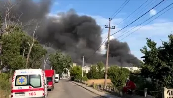 Qielli mbulohet nga tymi, dronët rusë godasin depot në Ukrainë
