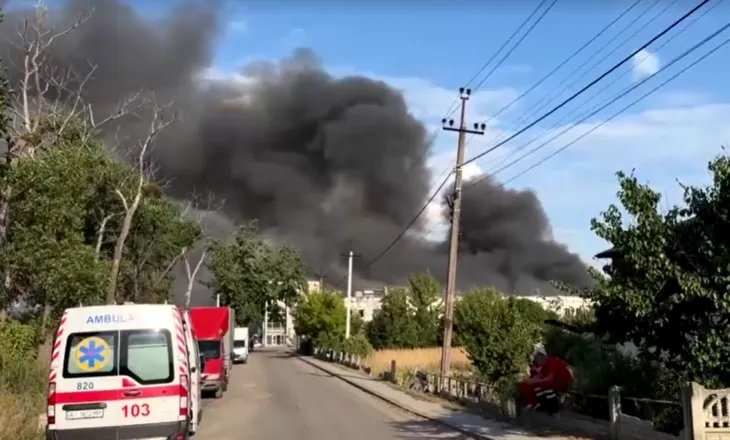 Qielli mbulohet nga tymi, dronët rusë godasin depot në Ukrainë