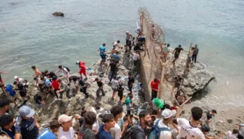 Qindra emigrantë tentojnë të kalojnë drejt Ceutës, Maroku përforcon kontrollet në kufi