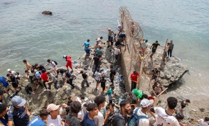 Qindra emigrantë tentojnë të kalojnë drejt Ceutës, Maroku përforcon kontrollet në kufi