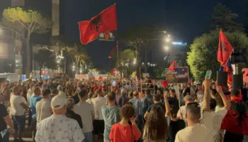 Qytetarët marshojnë nëpër rrugët e Tiranës, slogani i protestës në ditën e 71-të
