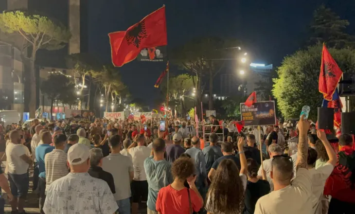 Qytetarët marshojnë nëpër rrugët e Tiranës, slogani i protestës në ditën e 71-të