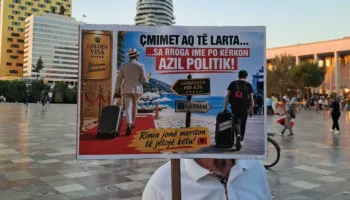 Qytetarët me mesazhe dhe ironi përmes pankartave në protestë: Çmimet aq të larta sa rroga ime po kërkon azil politik!